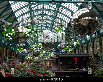 Übergroße Weihnachtsschmuck, Kugeln und Mistel in Covent Garden Apple Market, London, UK, Weihnachten 2018 Stockfoto