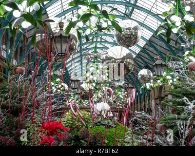 Übergroße Weihnachtsschmuck, Kugeln und Mistel in Covent Garden Apple Market, London, UK, Weihnachten 2018 Stockfoto