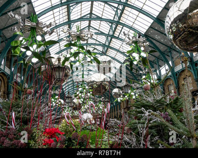 Übergroße Weihnachtsschmuck, Kugeln und Mistel in Covent Garden Apple Market, London, UK, Weihnachten 2018 Stockfoto