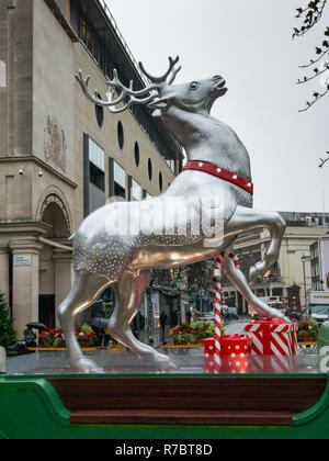 Übergroße Weihnachtsschmuck, Kugeln und Mistel in Covent Garden Apple Market, London, UK, Weihnachten 2018 Stockfoto