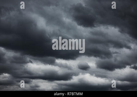 Dramatische Himmel - schwarze Wolken, können als Hintergrund verwendet werden Stockfoto