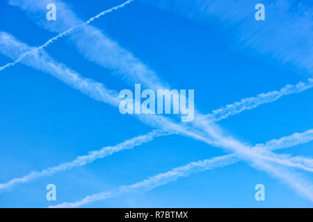 Kreuzung Flugzeug Wanderwege in den blauen Himmel Stockfoto