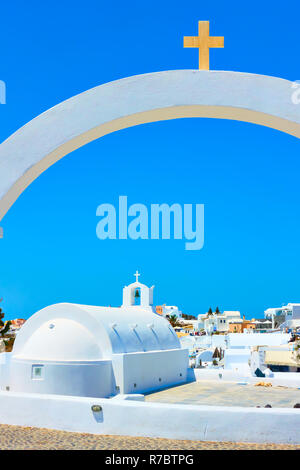 Kleine weiße griechische Kirche durch den Bogen mit Kreuz, Insel Santorini, Griechenland Stockfoto