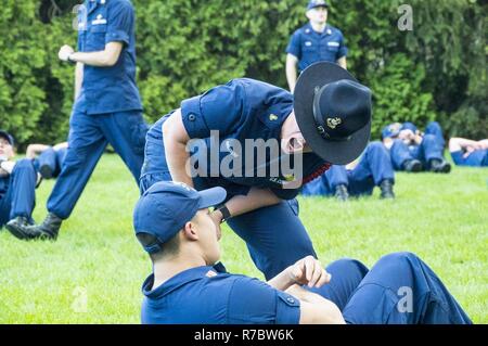 Neue LONDON, Anschl. - Dritte Klasse Kadetten an der U.S. Coast Guard Academy in einer Woche teilnehmen - lange Schulung mit Cape May rekrutieren Unternehmen Kommandeure während des 100-Woche, 8. Mai 2017. Diese dritte Klasse Kadetten wird zum Befehl Kader für die kommende Klasse von 2018. Stockfoto