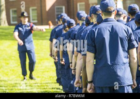 Neue LONDON, Anschl. - Dritte Klasse Kadetten an der U.S. Coast Guard Academy in einer Woche teilnehmen - lange Schulung mit Cape May rekrutieren Unternehmen Kommandeure während des 100-Woche, 8. Mai 2017. Diese dritte Klasse Kadetten wird zum Befehl Kader für die kommende Klasse von 2018. Stockfoto