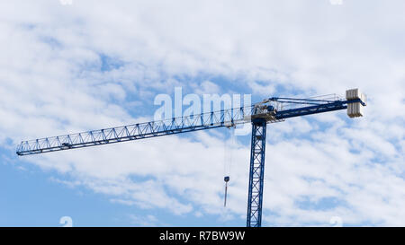 Isolierte Kran, Krane auf blauen Himmel mit Wolken für Konstruktion, Bau, Immobilien, Haus Builder oder Auftragnehmer von mazer Ananiev Stockfoto