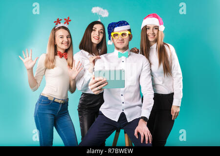 Neues Jahr Thema Weihnachten Winter office Unternehmen Mitarbeiter. Gruppe 4 junge Kaukasier, Geschäft lächeln Urlaub lustige Hüte Zubehör Gläser nehmen Ph Stockfoto