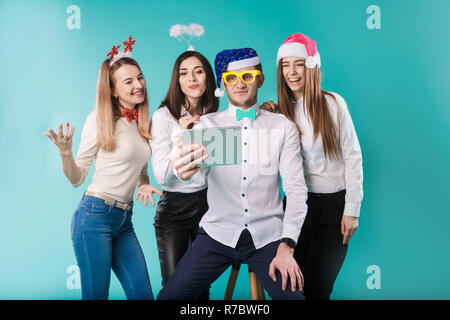 Neues Jahr Thema Weihnachten Winter office Unternehmen Mitarbeiter. Gruppe 4 junge Kaukasier, Geschäft lächeln Urlaub lustige Hüte Zubehör Gläser nehmen Ph Stockfoto