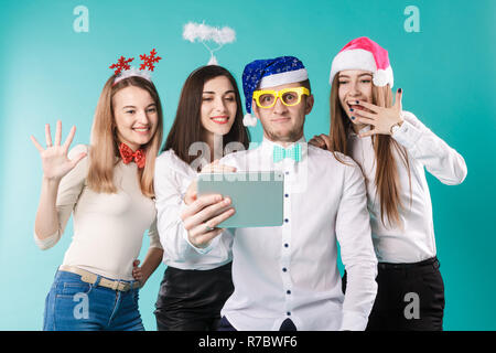 Neues Jahr Thema Weihnachten Winter office Unternehmen Mitarbeiter. Gruppe 4 junge Kaukasier, Geschäft lächeln Urlaub lustige Hüte Zubehör Gläser nehmen Ph Stockfoto