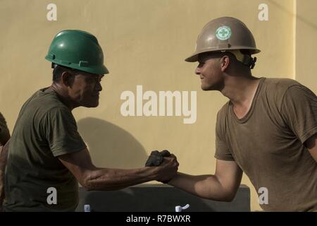 Philippinische Armee Cpl. Jovie Jamandron, Links, Pfc. Tegero Benedikt und US Marine Cpl. Quentin Newton füllen Säcke mit Sand während einer Engineering civic Hilfe Projekt zur Unterstützung von Balikatan 2017 in Ormoc City, Leyte, 14. Mai 2017. Philippinischen und US-service Mitglieder arbeiteten gemeinsam neue Klassenräume für die Schüler der Grundschule Don Carlos zu errichten. Balikatan ist eine jährliche US-Philippinischen bilaterale militärische Übung konzentriert sich auf eine Vielzahl von Missionen, einschließlich humanitärer Hilfe und Katastrophenhilfe, Terrorismusbekämpfung, und andere kombinierte militärische Operationen. Stockfoto