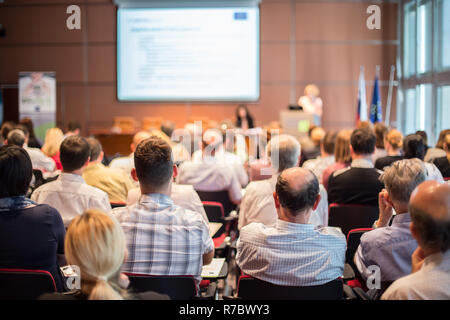 Frau hält Vortrag über Business-Konferenz. Stockfoto