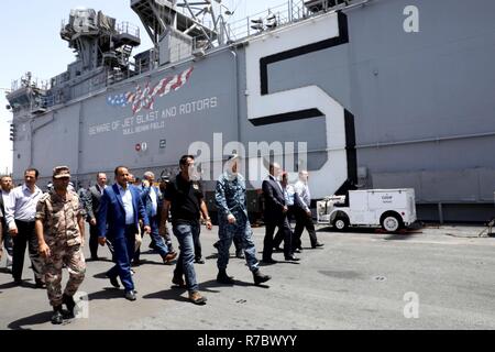 AQABA, Jordanien (9. Mai 2017) Kapitän Eric Pfister, kommandierender Offizier, der Amphibisches Schiff USS Bataan (LL 5), Escorts verehrte Besucher aus Aqaba, Jordanien über den Flight Deck als Teil eines Schiffes Tour während eifrig Lion 2017. Eifrig Lion ist eine jährliche US Central Command Übung in Jordanien, die militärische Stärkung der militärischen Beziehungen zwischen den USA, Jordanien und anderen internationalen Partnern. In diesem Jahr Iteration besteht aus ungefähr 7.200 Soldaten aus mehr als 20 Nationen, die für Szenarien, die Sicherheit der Grenzen, das Kommando und die Kontrolle reagieren, cyber Stockfoto