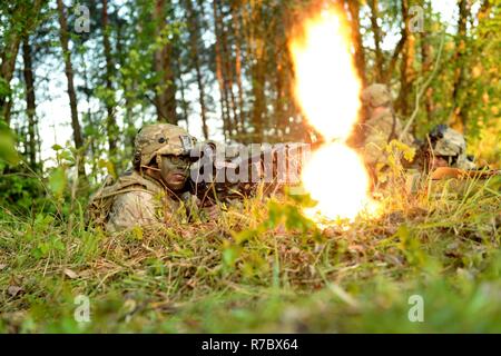 HOHENFELS, Deutschland - ein Soldat mit der 3. Staffel, 2d Kavallerie-Regiment, legt Abdeckung Feuer mit seiner M240 automatische Waffe wie sie Manöver im hinteren Wald eines kleinen Dorfes, Kampf gegen ihre Feinde, die Soldaten des 1. Bataillons, 4. Infanterie-Regiment während Saber Junction 17, ein Feld-Übung am 15. Mai im Joint Multinational Readiness Center durchgeführt.   SB-17 soll die Bereitschaft der Soldaten der 2d Cavlry Regiment, einheitliches Land tätig, mit Schwerpunkt auf den Übergang von Garnison gegen Operationen und ex-Proben Stockfoto