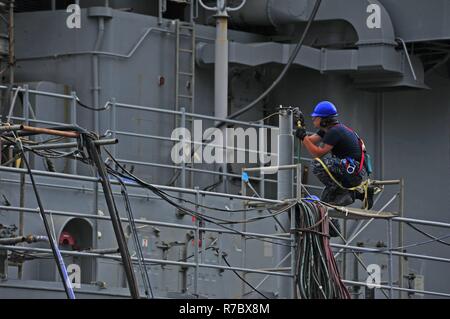 YOKOSUKA, Japan (15. Mai 2017) - Information Systems Techniker 3. Klasse Tyler Cobb, von Aurora, Colo, angeschlossen an den USA 7 Flotte Flaggschiff USS Blue Ridge (LCC 19), Nadel Gewehren ein WELTBEWUSSTSEINS. Blue Ridge ist in eine umfassende Wartung, um das Schiff weiterhin als eine robuste Kommunikation Plattform in den USA 7 Flotte Einsatzgebiet zu dienen zu modernisieren. Stockfoto