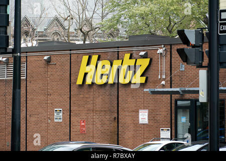 MONTREAL, KANADA - 6. OKTOBER 2018: Hertz Mietwagen Service Büro- und Logo. Hertz ist ein US-amerikanischer Mietwagen Firma in Florida Stockfoto