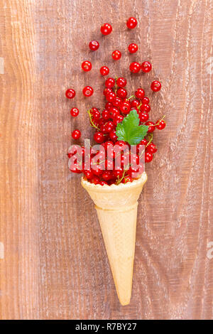 Rote Johannisbeere Früchte in einer Eiswaffel Stockfoto