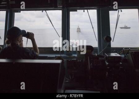 SOUTH CHINA SEA (12. Mai 2017) Matrosen an Bord der Arleigh-Burke-Klasse geführte Anti-raketen-Zerstörer USS Sterett (DDG104) ein Foto Übung mit Schiffen festgelegt, die in der International Maritime Defence Exhibition 2017 (IMDEX-17) teilnehmen. Sterett 26 andere Schiffe von 18 Marinen, Dialog, Stabilität und Sicherheit in der Zusammenarbeit in der gesamten Indo-Asia zu fördern - Pazifik Region. Sterett ist Teil der Sterett-Dewey Oberfläche Action Group und ist die dritte Gruppe bereitstellen, die unter der Kontrolle und Steuerung 3. Flotte nach vorne gerufen zu konstruieren. 3. US-Flotte bietet hinzufügen Stockfoto