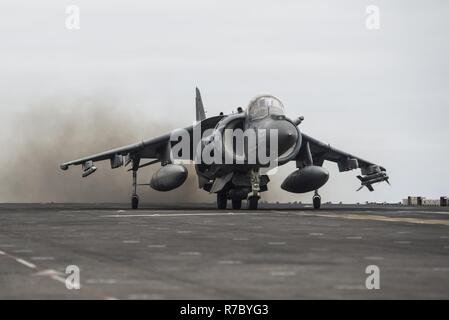 Pazifik (11. Mai 2017) Ein AV-8B Harrier, zugeordnet zu den Grat Läufer der Marine Medium Tiltrotor Squadron (VMM) 163 (verstärkt), off (aus) aus dem Flight Deck der Amphibisches Schiff USS Makin Island (LHD8). Der Makin Island Amphibious Ready Gruppe und 11 Marine Expeditionary Unit sind wieder in Südkalifornien von sieben - Monat der Bereitstellung in den USA 3., 5. und 7 Flotte Arbeitsgebiete. Stockfoto