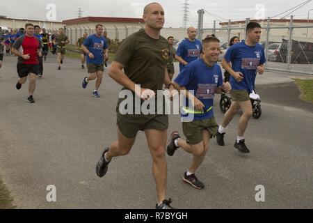 Colonel William L. Depue jr., zweiter von rechts, und Maj Peter A. Baker, Mitte, neben Matrosen und Marines während der Cpl. Sara Medina und Lance Cpl. Jakob Hug 2. Jährliche Memorial Run 12. Mai an Bord Camp Foster, Okinawa, Japan. Am 12. Mai 2015, kpl. Sara A. Medina, 23, eine Bekämpfung der Fotograf und Lance Cpl. Jakob A. Hug, 22, eine Bekämpfung der Videokünstler Sitz und Unterstützung Bataillon zugeordnet, Marine Corps Installationen Pacific-Marine Corps Base Camp Butler, Japan, starb während der Bereitstellung humanitärer Hilfe und Katastrophenhilfe zu abgelegenen Dörfern in Nepal während des Betriebs Sahayogi Haat Stockfoto