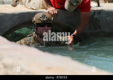 Ein Mitglied des Stanislaus County Sheriff's Department SWAT Team ergibt sich aus einem Unterwasser Hindernis während der 9. jährlichen Krieger Wettbewerb, 30. April bis 4. Mai 2017 in Amman, Jordanien. 31 Teams aus 15 Ländern kamen zum König Abdullah II Special Operations Training Center (KASOTC) ihre Fähigkeiten gegen Sondereinsatzkräfte aus der ganzen Welt zu testen. Stockfoto