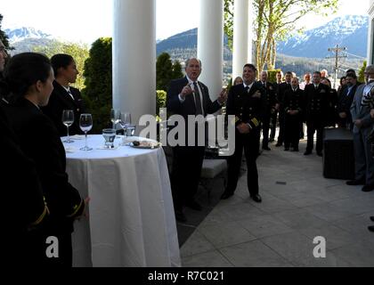 JUNEAU, Alaska. (15. Mai 2017) Alaska State reg. William M. Walker spricht mit US-Marine Offiziere während des Gouverneurs Haus Empfang für die Mitglieder der Wardroom der Arleigh-Burke-Klasse Lenkwaffen-zerstörer USS O'Kane (DDG77) während einer port Besuch in Juneau, Alaska. USS O'Kane ist zu Besuch in Alaska's Hauptstadt in Verbindung mit der Beteiligung an der nördlichen Rand 2017. Nördlichen Rand ist ein zweijähriges Training übung in der Gemeinsamen Pacific Alaska Range Komplex, der aus der Bereich innerhalb des Golf von Alaska ist durchgeführt, sowie Land- und Luftraum innerhalb des Staates, und beinhaltet Ermuti Stockfoto