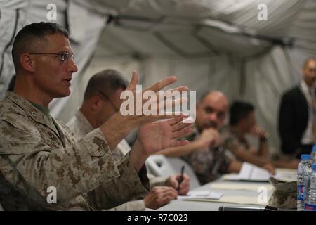 Us Marine Corps Oberst Leonard Defrancisci, stellvertretender Kommandeur des Force Headquarters Group, Marine Reserve, reagiert auf Simulation Berichte informiert, 10. Mai 2017, durch Mitglieder des Joint Operations Center, an dem gemeinsamen Training Center in Jordanien. Defrancisci beteiligt sich an der Übung eifrig Lion 2017, wie die Combined Joint Task Force joint Stabschef. Eifrig Lion ist eine jährliche US Central Command Übung in Jordanien, die militärische Stärkung der militärischen Beziehungen zwischen den USA, Jordanien und anderen internationalen Partnern. In diesem Jahr Iteration besteht aus ungefähr 7.200 mili Stockfoto