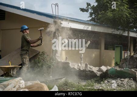 Us Marine Cpl. Quentin Newton demoliert eine Wand Abschnitt als Teil der Klassenzimmer Renovierung und Bau während einer Engineering civic Hilfe Projekt zur Unterstützung von Balikatan 2017 in Ormoc City, Leyte, 14. Mai 2017. Philippinischen und US-service Mitglieder arbeiteten gemeinsam neue Klassenräume für die Schüler der Grundschule Don Carlos zu errichten. Balikatan ist eine jährliche US-Philippinischen bilaterale militärische Übung konzentriert sich auf eine Vielzahl von Missionen, einschließlich humanitärer Hilfe und Katastrophenhilfe, Terrorismusbekämpfung, und andere kombinierte militärische Operationen. Stockfoto