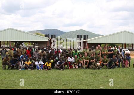 Us-Marines mit speziellen Zweck Marine Air-Ground Task Force-Crisis Response-Africa und Mitglieder von Uganda People's Defence Force posieren für ein Foto nach konkurrieren in einem abschließenden Fußballspiel zwischen UPDF Soldaten, und der Ausbilder von SPMAGTF-CR-AF. Die Updf Soldaten behauptete den endgültigen Sieg mit einem Ergebnis von 3-2. Stockfoto