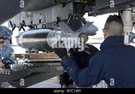 Mitglieder der Republik Singapur Luftwaffe bereiten Sie eine F-15 SG für Bekämpfung der Hammer 1. Mai 2017, am Mountain Home Air Force Base, Idaho. Die übung war ein Beweis für die erfolgreiche Zusammenarbeit zwischen der Rsaf und der United States Air Force. Stockfoto