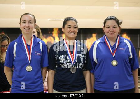 Von links nach rechts: Gold medallist Luftwaffe Kapitän Danielle Crowder von Little Rock AFB, Arkansas; Silbermedaillengewinner Marine Petty Officer 1st Class Melanie Griffith von der USS Essex; und Air Force Staff Sgt. Natasha Sanchez von Travis AFB, Kalifornien auf dem Podium an der 2017 Streitkräfte Bowling Meisterschaft auf der Marine Corps Base Camp Pendleton, Kalifornien von 5-8 kann bei Leatherneck Gassen. Stockfoto