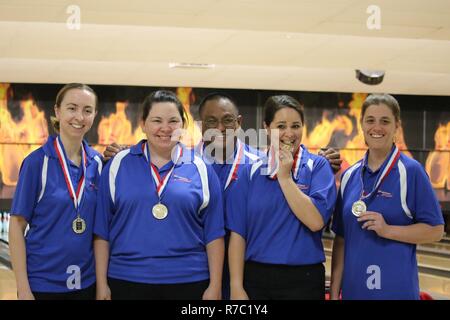 Air Force Frauen gewinnen 2017 Streitkräfte Frauen Team Gold bei den Streitkräften Bowling Meisterschaft an der Marine Corps Base Camp Pendleton, Kalifornien gehostet von 5-8 kann bei Leatherneck Gassen. Hier abgebildet ist: Capt Danielle Crowder, Little Rock AFB, Arche; Senior Master Sgt. Victoria Bartos, Kadena AB, Japan; TSgt Natasha Sanchez, Travis AFB, Calif. Tech. Sgt. Lisa Aranda, Nellis AFB, Nevada. Stockfoto