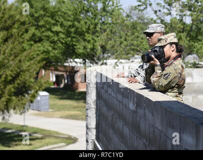 Spc. Roy Lopez mit der im Broadcast Operations Loslösung und Pvt. Justine Gutierrez mit der 205Th drücken Sie Camp Headquarters beobachten und fotografieren Indiana National Guard Soldaten an muscatatuck Urban Training Center am 13. Mai als Teil der US-Armee finden öffentliche Angelegenheiten übung Nachrichten Tag. Stockfoto