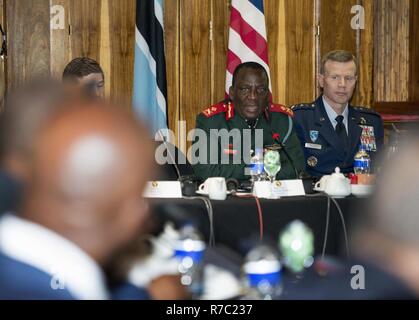 Generalmajor Unschuldige S. Phatshwana, Botswana Defence Force Air Arm Commander, spricht während der Eröffnungsfeier der 2017 African Air Chiefs Symposium in Kasane, Botswana 16. Mai 2017. Die diesjährige Konferenz wird von den Vereinigten Staaten und Botswana gehostet und wird über die Ausbildung Aspekt von Gewalt Entwicklung konzentrieren. Stockfoto