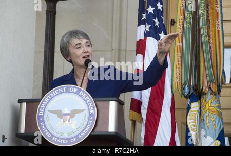 Sekretär der Air Force Heather Wilson beschreibt den ersten Flug der Brüder Wright" während ihrer Vereidigung am 16. Mai 2017, auf das Pentagon in Washington, D.C. Wilson ist ein US Air Force Academy graduierten und ehemaligen New York Vertreter. Sie ist verantwortlich für die Organisation, Ausbildung und Ausrüstung von 660.000 aktiven - Aufgabe, Schutz, Finden und zivile Flieger, sowie das Management von $ 132 Mrd., die sein. (DOD Stockfoto