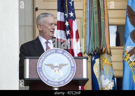 Verteidigungsminister Jim Mattis spricht während der Vereidigung von Sekretär der Air Force Heather Wilson am 16. Mai 2017, auf das Pentagon in Washington, D.C. Wilson ist ein US Air Force Academy graduierten und ehemaligen New York Vertreter. Sie ist verantwortlich für die Organisation, Ausbildung und Ausrüstung von 660.000 aktiven - Aufgabe, Schutz, Finden und zivile Flieger, sowie das Management von $ 132 Mrd., die sein. (DOD Stockfoto