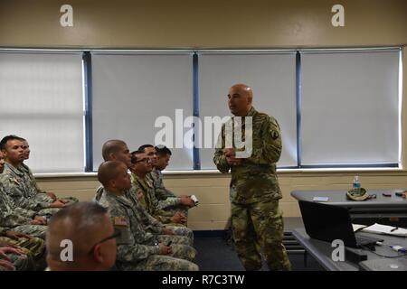 US Armee-Reserve-Soldaten an die 246. Quartiermeister Gesellschaft (Leichenhalle Angelegenheiten) zugeordnet sind in der Mitte ihrer Pre-Mobilisierung-Ausbildung und erhielt Besuch von der 1. Mission Support Command Kommandierender general und der Befehl Sergeant-Major Mai 11-13. Stockfoto