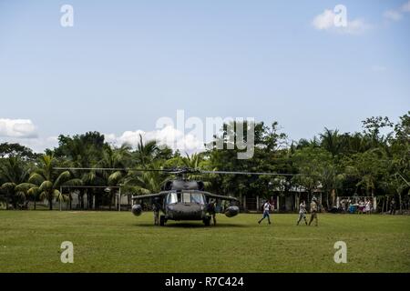 Die Mitglieder der zivilen Führer Engagement beendet ein UH-60 Blackhawk Hubschrauber vom 1 Battalion, 228Th Aviation Regiment wie laneds auf einem Fußballfeld in Cooperativa Dorf, Doppelpunkt, Jan. 21, 2017. Joint Task Force - Bravo medizinische Element, sofern Pflege an mehr als 850 Patienten während einer Medizinischen Readiness Training übung in der Cooperativa Dorf, Doppelpunkt, Honduras, April 20-21, 2017. MEDEL unterstützt auch eine militärische Partnerschaft Engagement und unterstützt mehr als 650 Patienten mit dem Hondurian Marine in Santa Rosa de Aguan, Doppelpunkt, Honduras, Jan. 22, 2017. Stockfoto