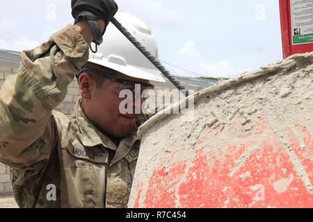 Us-Armee Pfc. Heriberto Molina, mit der 485Th Engineer Company, aus Arlington Heights, Illinois, schabt Zement von den Wänden von einem Betonmischer auf einer Baustelle im Doppelzimmer Kopfkohl, Belize, 10. Mai 2017. Molinas Job war der Zement, um sicherzustellen, dass richtig mischen während über den Horizont 2017, ein US Southern Command - geförderte, Armee südlich-led-Übung für humanitäre und technische Dienstleistungen für die Gemeinschaften in der Notwendigkeit, die Unterstützung der USA für Belize zur Verfügung zu stellen. Stockfoto