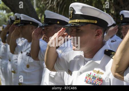 JACKSONVILLE, Fla. (17. Mai 2017) Segler begrüssen, während die Hähne während der geführten-missile Frigate USS Starks (FFG 31) Gedenkveranstaltung an Bord Naval Station Mayport gespielt wird. Die jährliche Veranstaltung im krassen Gedenkstätte auf Basis gehalten gekennzeichnet 30 Jahre, da das Schiff von zwei irakische Raketen, töten 37 Segler angeschlagen wurde. Stockfoto