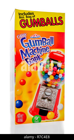 Winneconne, WI - 2. Dezember 2018: Eine Box mit Karussell classic Gumball machine Bank auf einem isolierten Hintergrund. Stockfoto