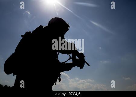 Ein Marine mit 2. Air Naval Geschützfeuer Liaison Firma Brände ein M4-Gewehr bei einem Close Quarters in Camp Lejeune, N.C., 15. Mai 2017 kämpfen. Die Marines sind an Burmesische Chase, eine jährliche, multi-laterale Training zwischen US-Streitkräfte und NATO-Mitgliedern durchgeführt, um Beherrschung von Waldbränden erhöhen, Methoden der Insertion und kleine Einheit Taktik. Stockfoto