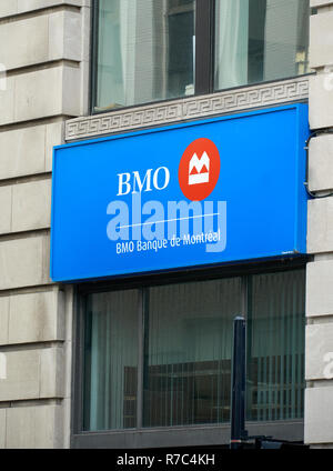 MONTREAL, KANADA - 4. OKTOBER 2018: Bank von Montreal Zweig und Logo. Bank von Montreal - BMO, ist eine kanadische multinationale Investitionsbank und financi Stockfoto