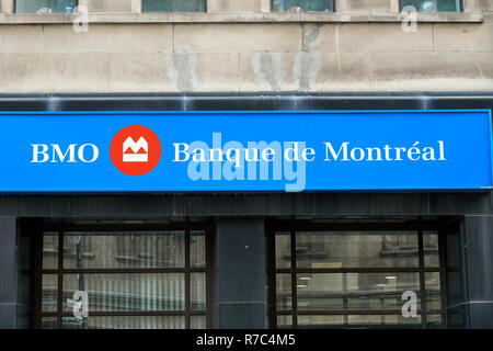 MONTREAL, KANADA - 4. OKTOBER 2018: Bank von Montreal Zweig und Logo. Bank von Montreal - BMO, ist eine kanadische multinationale Investitionsbank und financi Stockfoto