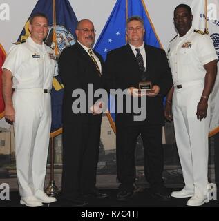 DAHLGREN, Va. (17. Mai 2017) - Joseph Berenotto hält der John adolphus Dahlgren Award Momente nach Empfang von Naval Surface Warfare Center Dahlgren Division (NSWCDD) Führung auf der Hauptversammlung des Befehls ehre Preisverleihung. Berenotto wurde für seine herausragende Beiträge für die von U-Booten startende ballistische Rakete Programm und NSWCDD anerkannt. "Mr. Fantasievoll Berenotto's Denken und demonstriert die technische Leitung in Beschäftigung engineering, System Simulation, Modellierung und Analyse haben groß Marine strategische Systeme profitiert und NSWCDD's Rolle in diesem Programm einmalige Aufzeichnung Stockfoto