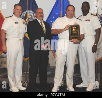 DAHLGREN, Va. (17. Mai 2017) - Lt.Cmdr. Wesley Simon hält die C.J. Rorie Award Momente nach Empfang von Naval Surface Warfare Center Dahlgren Division (NSWCDD) Führung auf der Hauptversammlung des Befehls ehre Preisverleihung. Simon wurde für seine Beiträge als Senior NSWCDD's Watch Officer und als Aegis Ballistic Missile Defence (BMD) Lead Combat System Ingenieur anerkannt. "Seine Unterstützung der NSWCDD, die militärischen Operationen der Tiefe der militärischen Sachverstand bei Dahlgren und seine Vision, Führung, technisches Verständnis zur Verfügung hinzugefügt hat, und Entschlossenheit innerhalb von Aegis BMD haben die warfighter Witz zur Verfügung gestellt Stockfoto