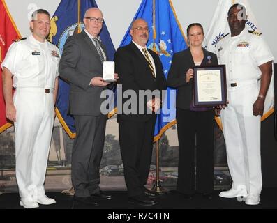 DAHLGREN, Va. (17. Mai 2017) - Kathleen Jones hält ein gerahmtes Zertifikat Momente nach dem Erhalt der Marine verdienstvollen Zivildienst Award am Naval Surface Warfare Center Dahlgren Division (NSWCDD) jährliche Ehre Preisverleihung. Jones wurde für herausragende, bedeutende und umfangreiche technische Beiträge für die Marine in Radar Systeme anerkannt. "Ms. Jones hat eine vorbildliche Führung erweitert das Portfolio Ihrer Abteilung und die Entwicklung technisch solide Führer aktuelle und zukünftige Naval radar Herausforderungen anzugehen", so das Zitat demonstriert, und fügte hinzu, dass sie, "eine Sekte gegründet Stockfoto