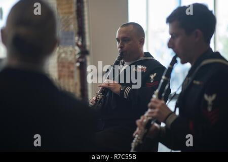 SPOKANE, Washington (15. Mai 2017) Marine Musiker 1. Klasse Alan R. Holland, ein Eingeborener von Overland Park, KS, und der Rest der U.S. Navy's Band Nordwesten Klarinette Trio führt bei Spokane Öffentliche Bibliothek als Teil der Innenstadt von Spokane Marine Woche. Seit 2005 hat die Navy Woche Programm wurde als Principal übertreffen Bemühung der Marine in Gebieten des Landes ohne eine bedeutende Marine Präsenz serviert, mit 195 Marine Wochen in 71 verschiedenen Städten der USA statt. Das Programm wurde entwickelt, um die Amerikaner verstehen, dass ihre Marine auf der ganzen Welt bereitgestellt wird, rund um die Uhr, bereit, Amerika zu verteidigen. Stockfoto