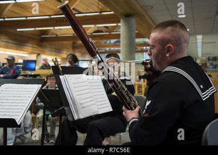 SPOKANE, Washington (15. Mai 2017) Marine Musiker 3. Klasse Stefan Lang, ein Eingeborener von West Nyack, NY, und ein fagottist zu U.S. Navy Band Nordwesten zugewiesen, führt mit der holzblas Trio an der Spokane South Hill Bibliothek als Teil von Spokane Marine Woche. Seit 2005 hat die Navy Woche Programm wurde als Principal übertreffen Bemühung der Marine in Gebieten des Landes ohne eine bedeutende Marine Präsenz serviert, mit 195 Marine Wochen in 71 verschiedenen Städten der USA statt. Das Programm wurde entwickelt, um die Amerikaner verstehen, dass ihre Marine auf der ganzen Welt bereitgestellt wird, rund um die Uhr, bereit, Amerika an alle t zu verteidigen. Stockfoto