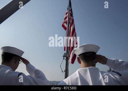 SASEBO, Japan (18. Mai 2017) Aviation Electronics Technician Airman Jakob Gonzales (rechts), aus Austin, Texas und Luftfahrt Elektronik Techniker 3. Klasse Patrick Allen, aus Cincinnati, Verhalten morgen Farben an Bord der Amphibisches Schiff USS BONHOMME RICHARD (LHD6). Bonhomme Richard, Vorwärts- und Sasebo, Japan bereitgestellt, freut das schnelle Bereitstellen - Reaktionsfähigkeit im Falle eines regionalen Kontingenz oder Naturkatastrophen. Stockfoto