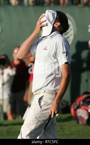 Nick Watney reagiert auf er einen Schlag auf dem 18 Grün, die ihn mit Phil Mickelson während der World Golf Championships-CA Championship in Doral Country Club in Doral, Florida am 15. März 2009 gebunden haben würde. Stockfoto